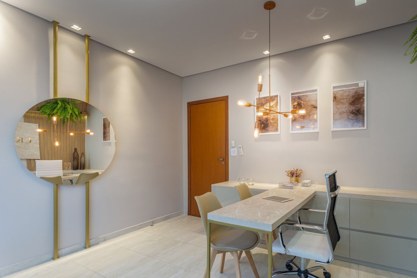 Sala de avaliação com mesa de mármore e espelho redondo